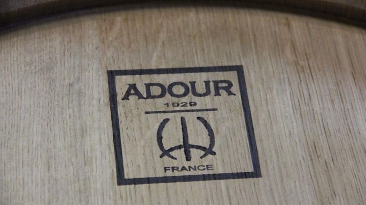 La signature gravée de la Tonnellerie de l'Adour que l'on retrouve sur tous les fûts